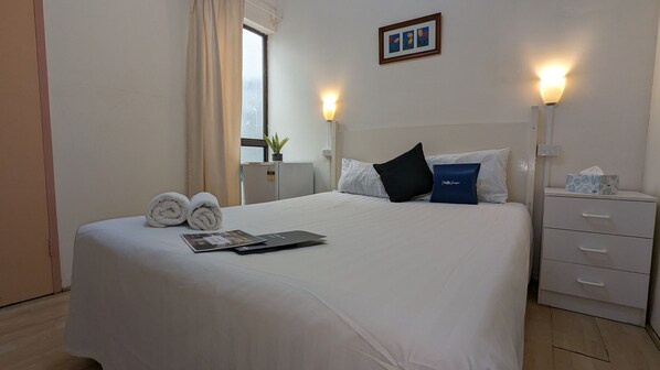 1 bedroom, desk, Internet, bed sheets