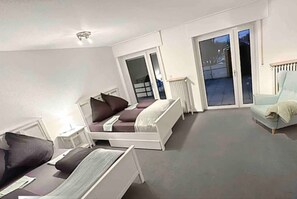 4 makuuhuonetta, työpöytä, silitysrauta/-lauta, vauvan matkasänky