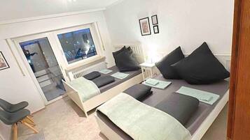 4 Schlafzimmer, Schreibtisch, Bügeleisen/Bügelbrett, Reisekinderbett