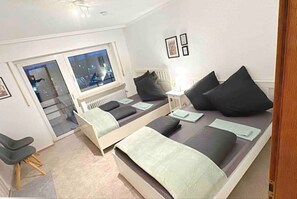 4 soverom, skrivebord, strykejern/-brett og reiseseng for barn