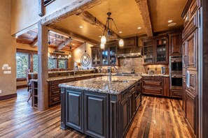 冷蔵庫、電子レンジ、オーブン、コンロ