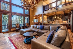 スマートテレビ、暖炉、ステレオ、書斎 / ワークスペース