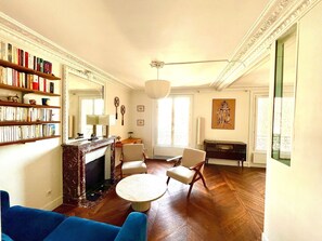 Fireplace - 3-room apartment, cross-through and bright, located in the heart of Paris (Paris)