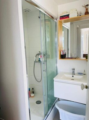 Haartrockner, Handtücher, Seife, Toilettenpapier