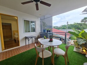 Frokost med lokale retter er inkludert hver dag