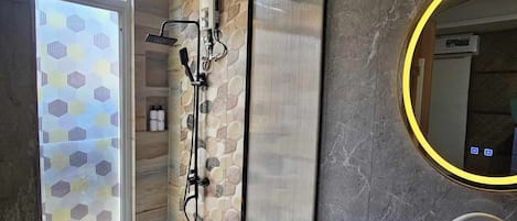 Superior-Doppelzimmer | Badezimmer | Dusche, Handtücher