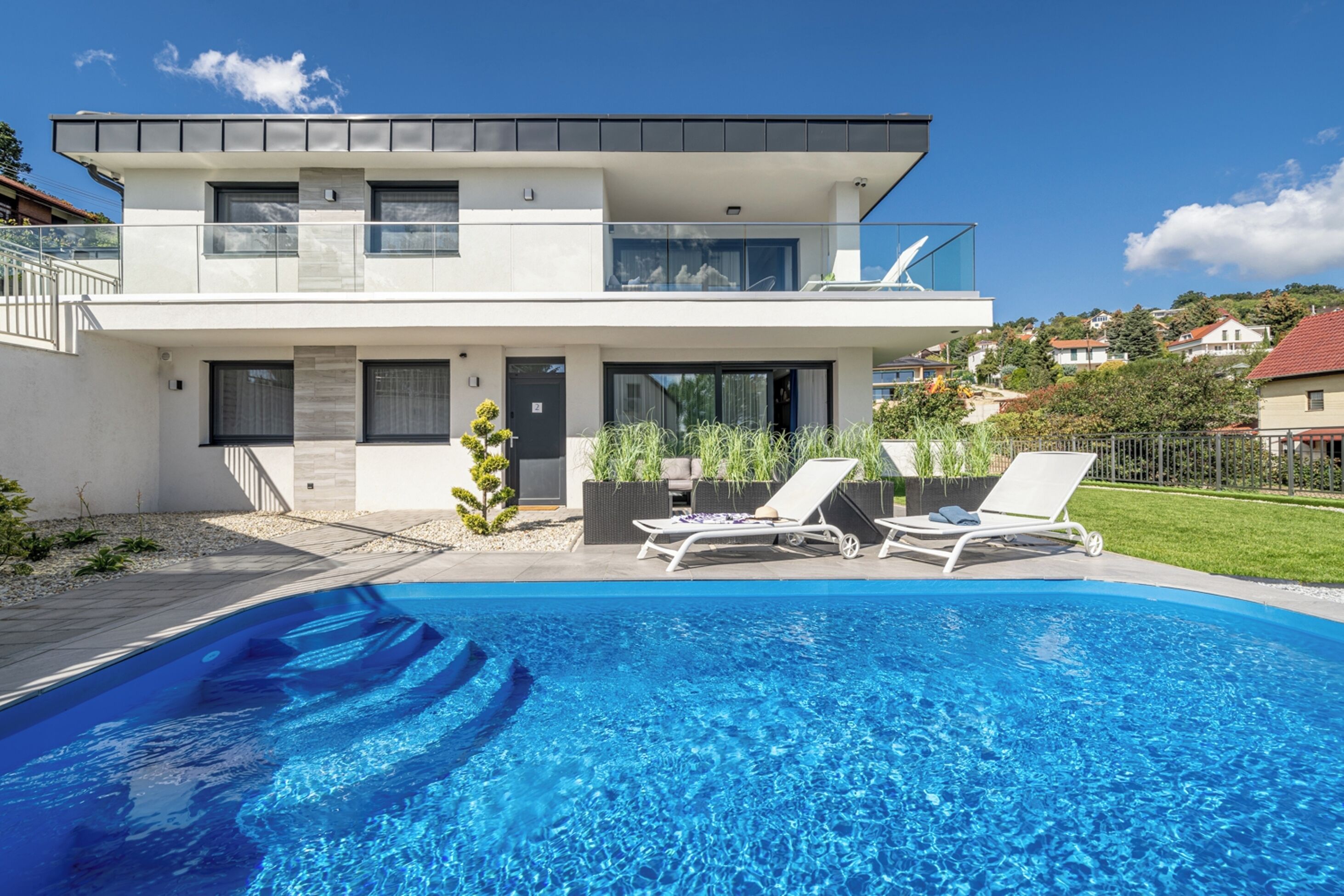 季节性开放的室外游泳池，日光浴躺椅