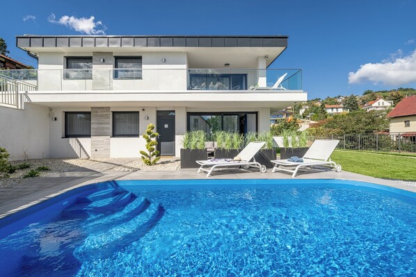 Außenpool (je nach Saison geöffnet), Liegestühle