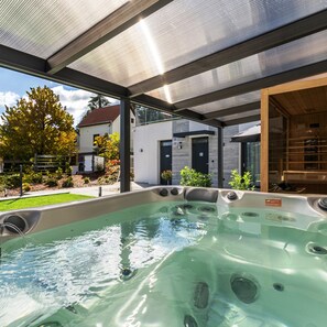 Outdoor spa tub - Lake Spirit Boutique Apartments (Balatonalmadi)