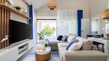 Premium-Apartment, 2 Schlafzimmer | Wohnbereich | 100-cm-Flachbildfernseher mit Kabelempfang