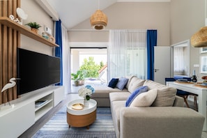 Premium-Apartment, 2 Schlafzimmer | Wohnbereich | 100-cm-Flachbildfernseher mit Kabelempfang