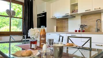Ofen, Toaster, Hochstuhl, Esstisch