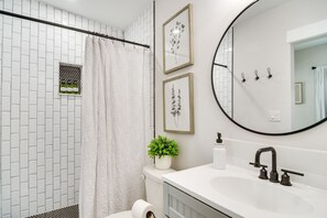 Apartment (0 Bedroom) | Bathroom - Tampa Studio w/ Shared Backyard ~ 4 Mi to Downtown (Tampa)