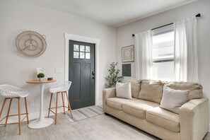 TV - Tampa Studio w/ Shared Backyard ~ 4 Mi to Downtown (Tampa)