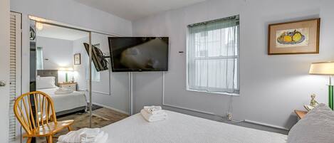 1 Schlafzimmer, laptopgeeigneter Arbeitsplatz, Bügeleisen/Bügelbrett