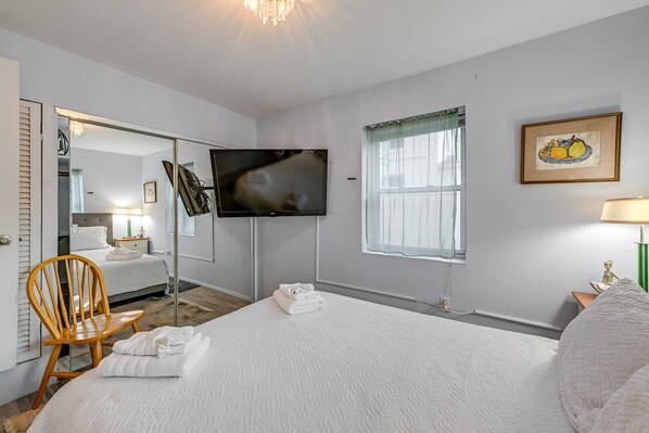 1 bedroom, laptop workspace, iron/ironing board, bed sheets - Pet-friendly Great Neck Home ~ 1 Mi to Kings Point (Great Neck)