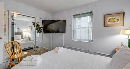 Pet-friendly Great Neck Home ~ 1 Mi to Kings Point