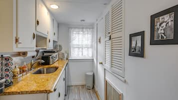 獨棟房屋 (1 Bedroom) | 私人廚房 | 微波爐、兒童餐椅、鍋具/餐盤/廚房用品、紙巾