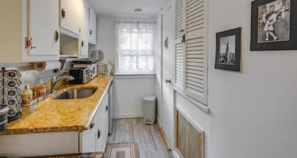 Pet-friendly Great Neck Home ~ 1 Mi to Kings Point