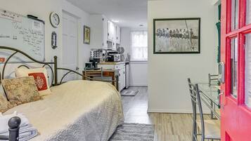 Rumah (1 Bedroom) | 1 kamar tidur, ruang kerja ramah laptop, dan setrika/meja setrika