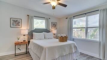 Rumah (2 Bedrooms) | 2 kamar tidur, setrika/meja setrika, dan seprai linen