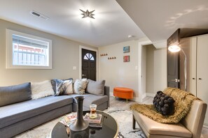 Una televisión, una chimenea, libros