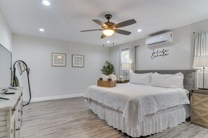 1 bedroom, bed sheets - Tampa Apartment w/ Shared Backyard & Fire Pit! (Tampa)