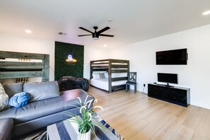 4 quartos, espaço de trabalho para notebook, roupa de cama