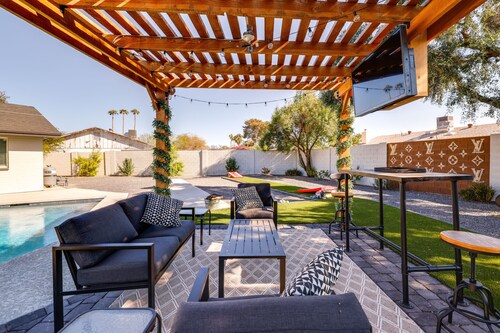 Tranquil Tempe Home w/ Pool & Putting Green!