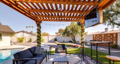 Tranquil Tempe Home w/ Pool & Putting Green!