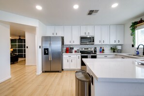 Paper towels - Tranquil Tempe Home w/ Pool & Putting Green! (Tempe)