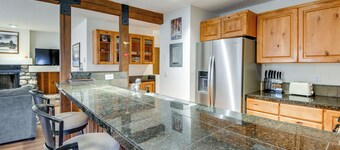 Ketchum Condo w/ Deck < 1 Mi to Sun Valley Resort!