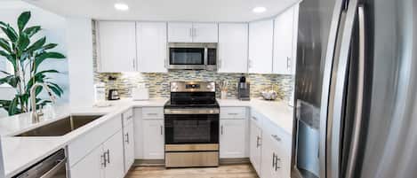 Kühlschrank, Mikrowelle, Ofen, Herdplatte