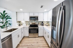 ثلاجة، ميكروويف، فرن، موقد طهي مسطح