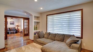 House (5 Bedrooms) | Interior