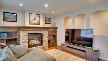 House (5 Bedrooms) | Interior