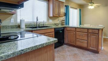 House (3 Bedrooms) | Interior