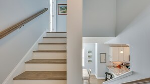 Un escalier avec des marches en bois et des murs blancs.