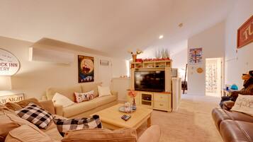 TV, lò sưởi, máy chơi game, bàn bóng bàn