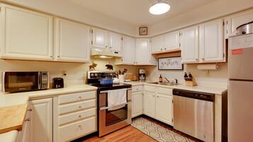 Apartemen (2 Bedrooms) | Dapur pribadi | Microwave, oven, kompor, dan mesin pencuci piring