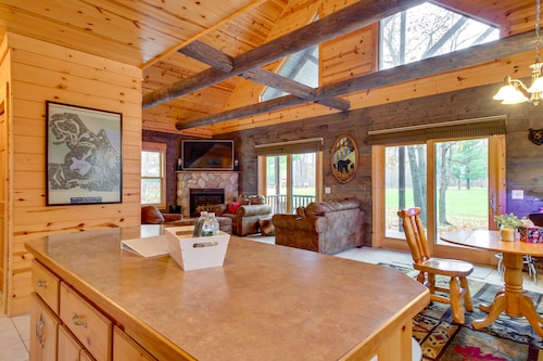 Pet-friendly Garrison Retreat w/ Gas Fireplace!