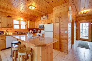 Talo (3 Bedrooms) | Yksityinen keittiö | Mikroaaltouuni, uuni, liesi, astianpesukone