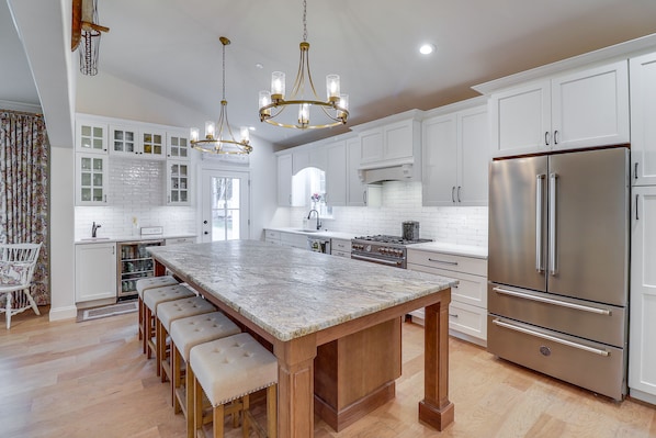 Rumah (5 Bedrooms) | Dapur pribadi | Microwave, kursi makan untuk bayi, dan peralatan masak/sendok-piring