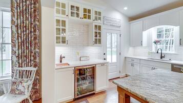 Rumah (5 Bedrooms) | Dapur pribadi | Microwave, kursi makan untuk bayi, dan peralatan masak/sendok-piring