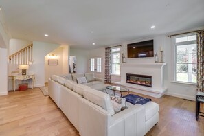 TV, fireplace