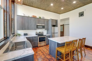 House (5 Bedrooms) | Interior