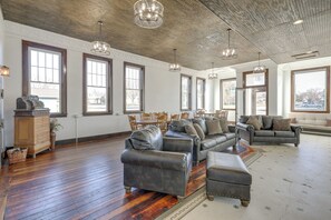 House (5 Bedrooms) | Interior