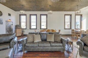House (5 Bedrooms) | Interior