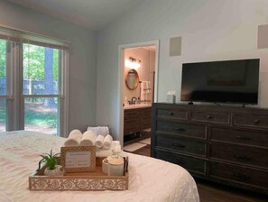 3 soverom, skrivebord, strykejern/-brett og reiseseng for barn