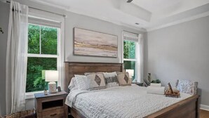 3 habitaciones, escritorio y tabla de planchar con plancha 